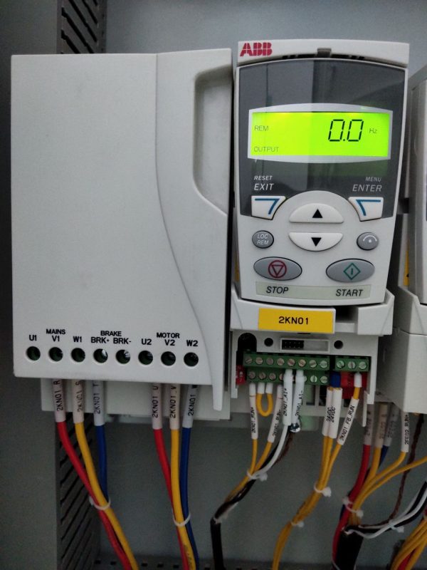 Để đảm bảo an toàn, bạn cần kiểm tra áp-tô-mát (MCCB) hoặc khởi động từ (MC) đã ở trạng thái OFF trước khi đấu vào nguồn điện.